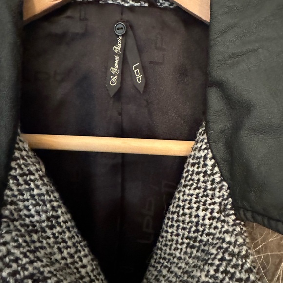 Coat - Picture 8 of 10